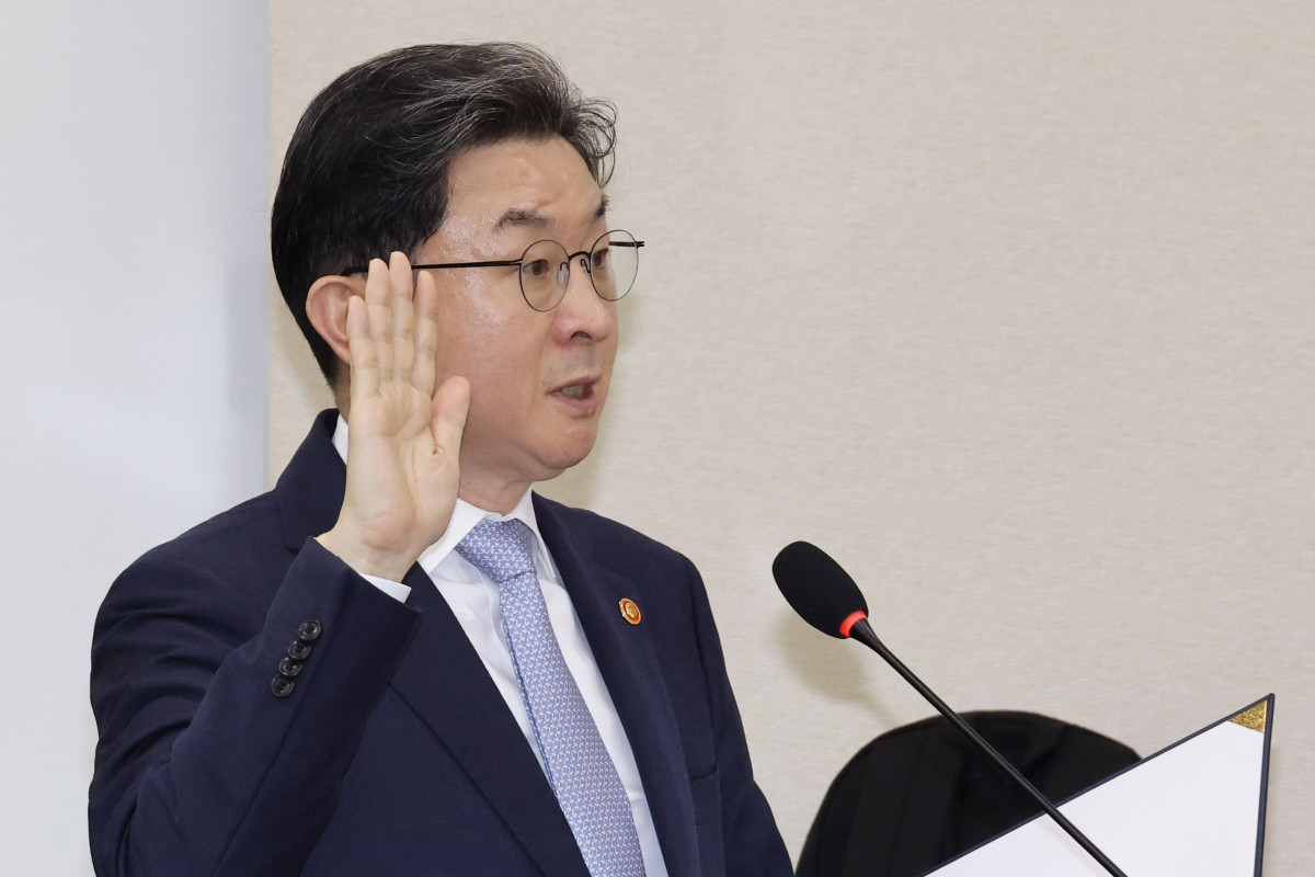 ▲이억원 금융위원장이 8일 국회 정무위원회에서 열린 금융위원회 등에 대한 국정감사에 출석해 증인 선서를 하고 있다. (연합뉴스)