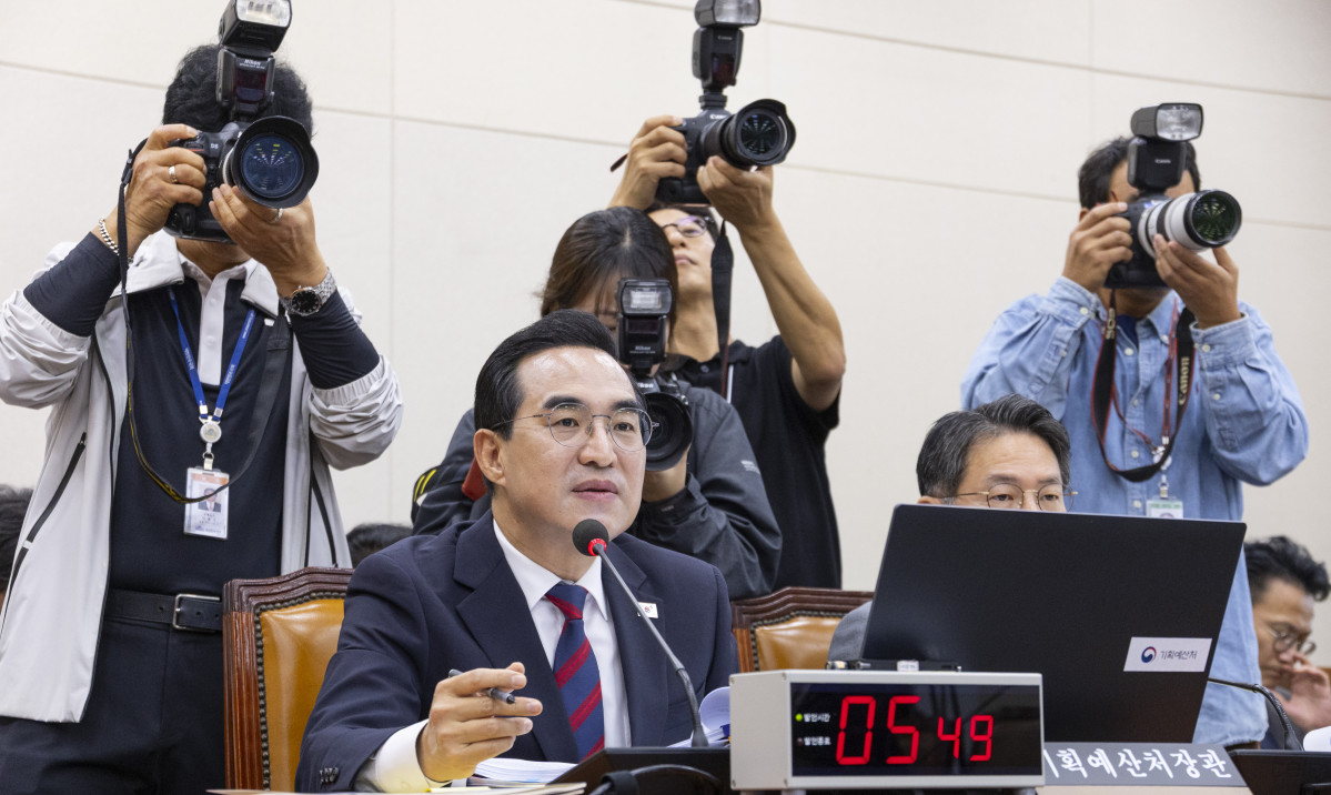 ▲박홍근 기획예산처 장관이 8일 국회에서 열린 재정경제기획위원회 기획예산처 국정감사에서 정부가 계획중인 '미래대응기금'을 비판하는 국민의힘 임이자 정책위의장의 질의에 답하고 있다. 2026.10.8 ('미래대응기금' 비판에 대해 답변하는 박홍근 기획예산처 장관)