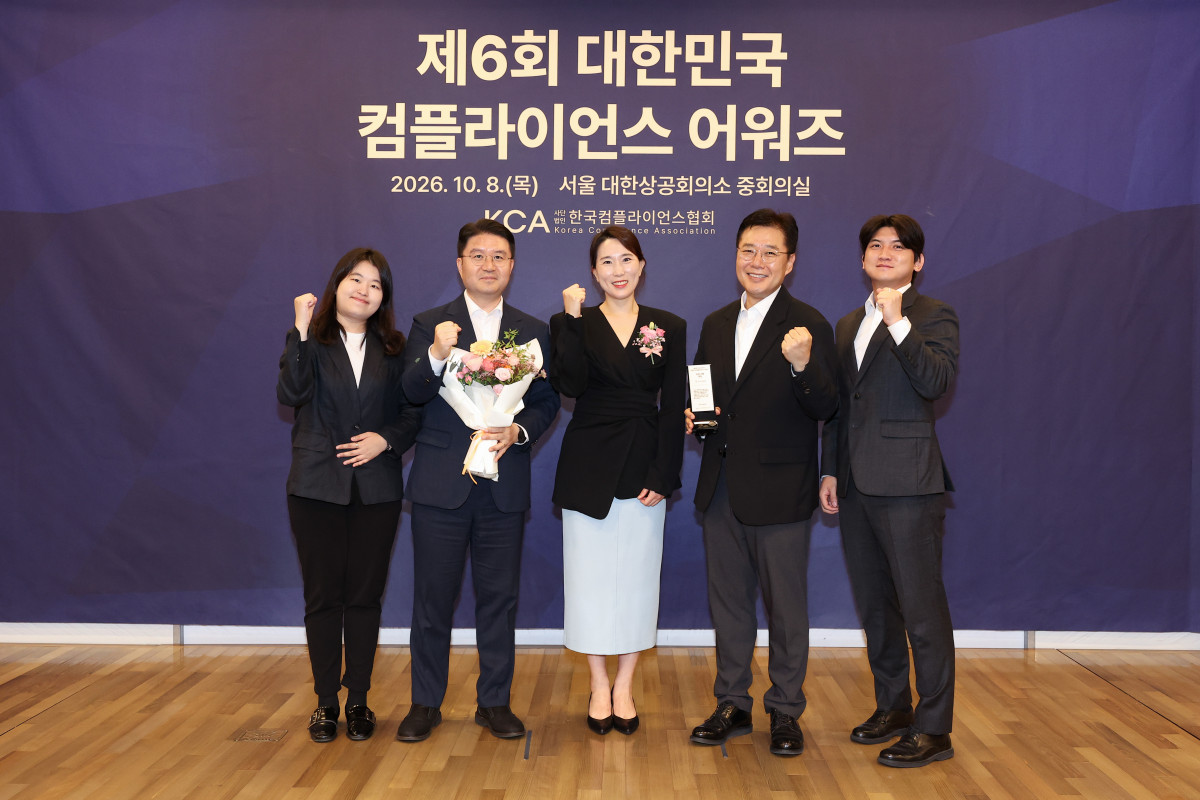 ▲8일 서울 대한상공회의소에서 열린 '제6회 대한민국 컴플라이언스 어워즈'에서 컴플라이언스 프로그램 대상을 수상한 한진 및 협회 관계자들이 기념촬영을 하고 있다. (왼쪽 두 번째부터)강수호  한진 준법지원실장, 김은성 한국컴플라이언스협회 이사장, 최종석 한진 정책기획담당 부사장. (사진=한진)