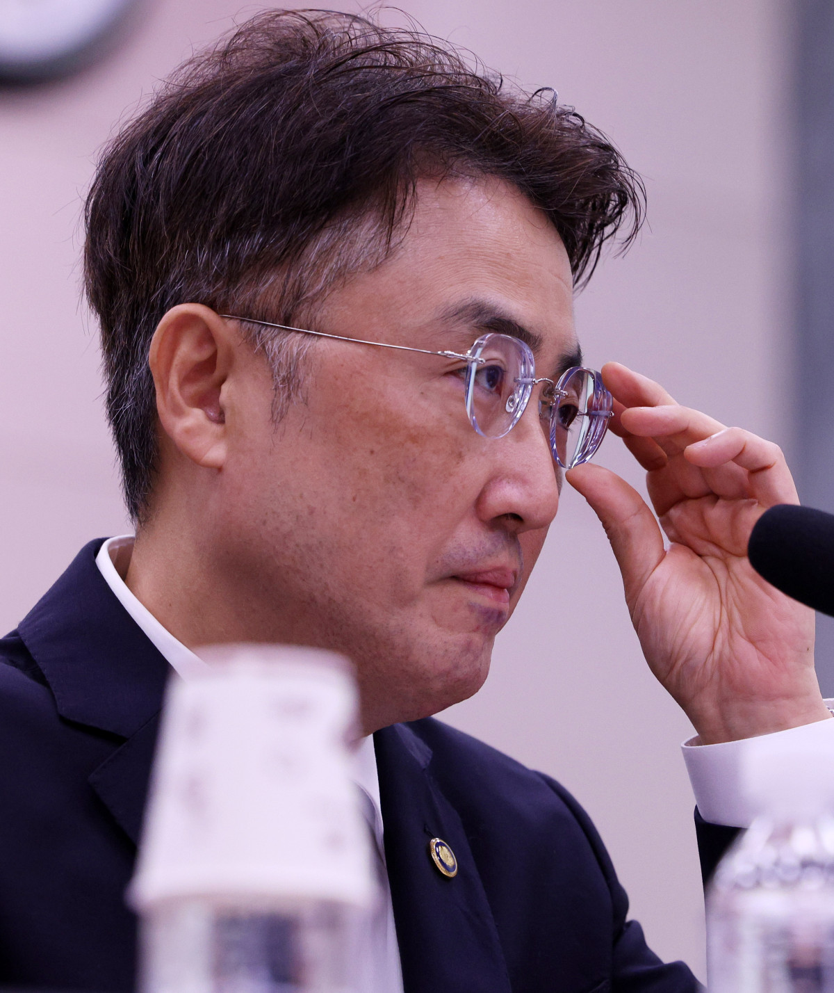 ▲이진수 법무부 장관 직무대행(차관)이 8일 서울 여의도 국회에서 열린 법제사법위원회 국정감사(법무부 등)에서 안경을 고쳐쓰고 있다. (뉴시스)