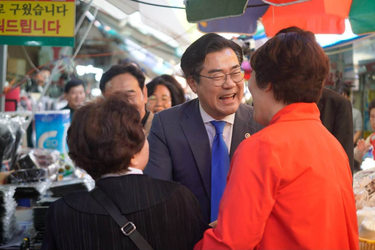 ▲박찬대 인천시장이 취임 100일을 맞은 8일 인천 남동구 만수시장을 찾아 상인들과 이야기를 나누고 있다. (박찬대 인천시장 페이스북)