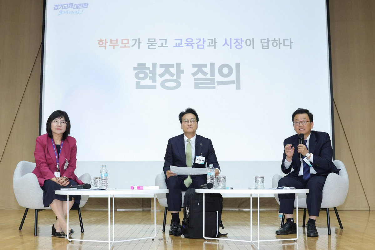 ▲안민석 경기도교육감과 민경선 고양특례시장, 강현주 고양교육지원청 교육장이 8일 고양교육지원청 대강당에서 열린 '찾아가는 교육감실' 학부모 타운홀 미팅에서 학부모 질문에 답하고 있다. (민경선 고양특례시장 SNS)