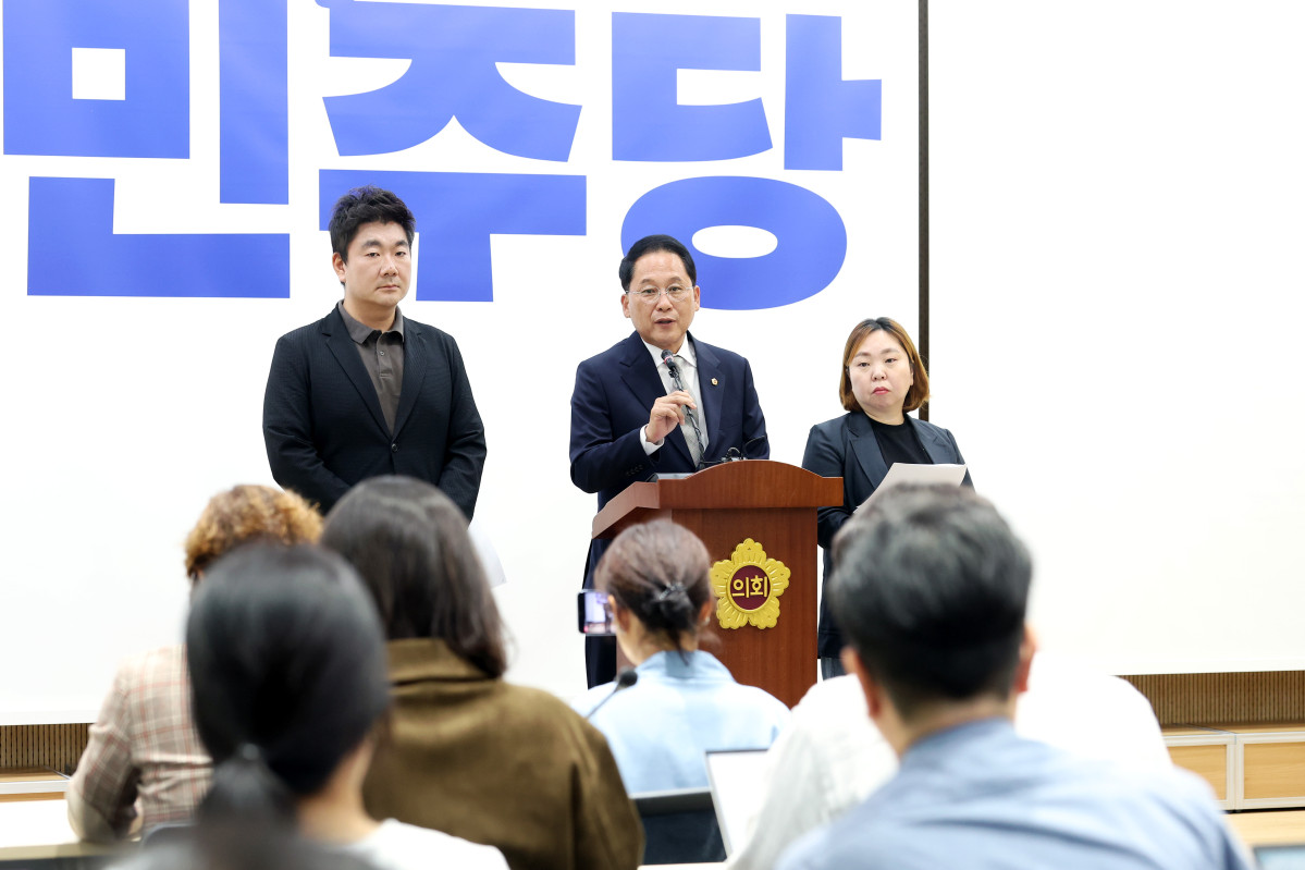▲경기도의회 더불어민주당이 8일 도의회에서 기자회견을 열고 제2회 추경안 협상 결렬과 12일 수정안 상정 방침을 밝히고 있다. (경기도의회 더불어민주당)