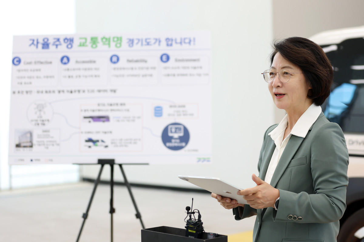 ▲추미애 경기도지사는 8일 성남 판교테크노밸리 스마트모빌리티 실증허브에서 교통혁신 4대 비전 'CARE'를 내놓고 2028년 고속도로 자율주행 광역버스 시험운행, 2029년 승객 탑승 실증 계획을 발표했다. (경기도)