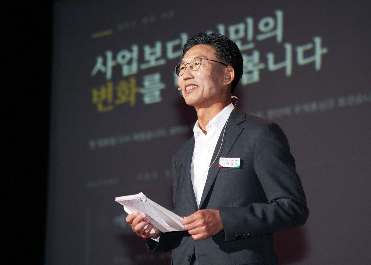 ▲8일 영천시민회관에서 열린 ‘민선9기 출범 100일, 시민과의 대화’에서 김병삼 영천시장이 민선9기 시정 운영방향을 설명하고 있다. (영천시)