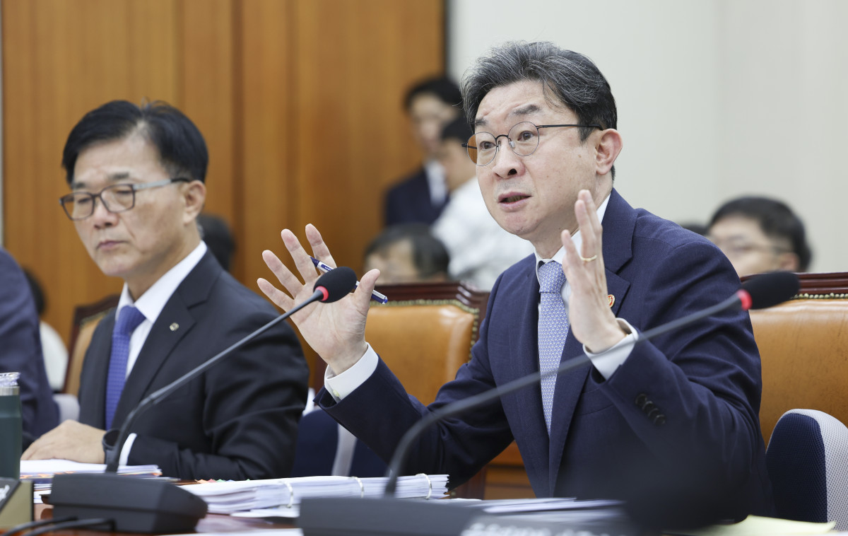 ▲이억원 금융위원장이 8일 서울 여의도 국회에서 열린 정무위원회 국정감사에서 질의에 답하고 있다. (뉴시스)