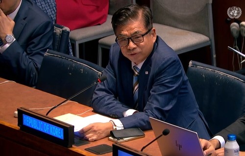 ▲유엔총회 제1위원회가 열린 뉴욕 유엔본부에서 한국 대표가 공식 표식을 앞에 두고 회의에 참석하고 있다. (사진=연합뉴스)