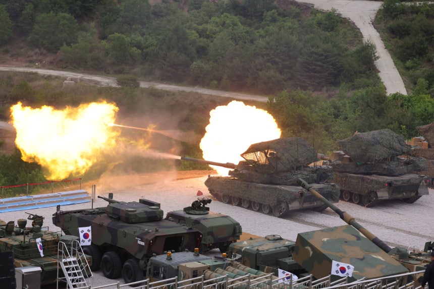 ▲5월 21일 경기도 포천 승진훈련장에서 열린 ‘2026 합동화력훈련’ 미디어데이에서 현대로템이 생산한 육군 K2 전차가 포탄을 발사하고 있다. (연합뉴스)