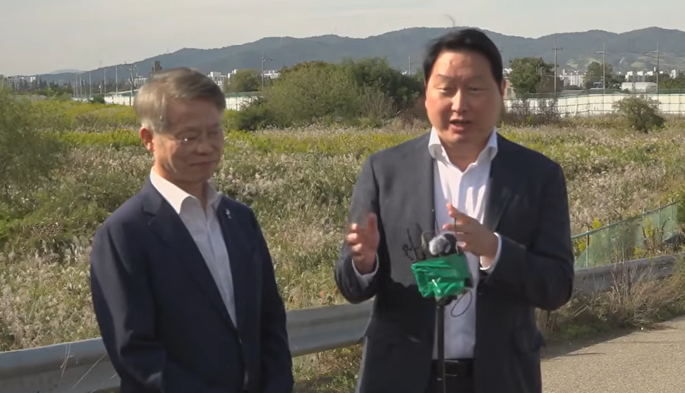 ▲9일 광주군공항 일대를 찾은 최태원 SK그룹 회장(오른쪽)과 민형배 전남광주통합특별시장이 취재진 질문에 답하고 있다. (전남광주통합특별시 공식 유튜브 캡처)