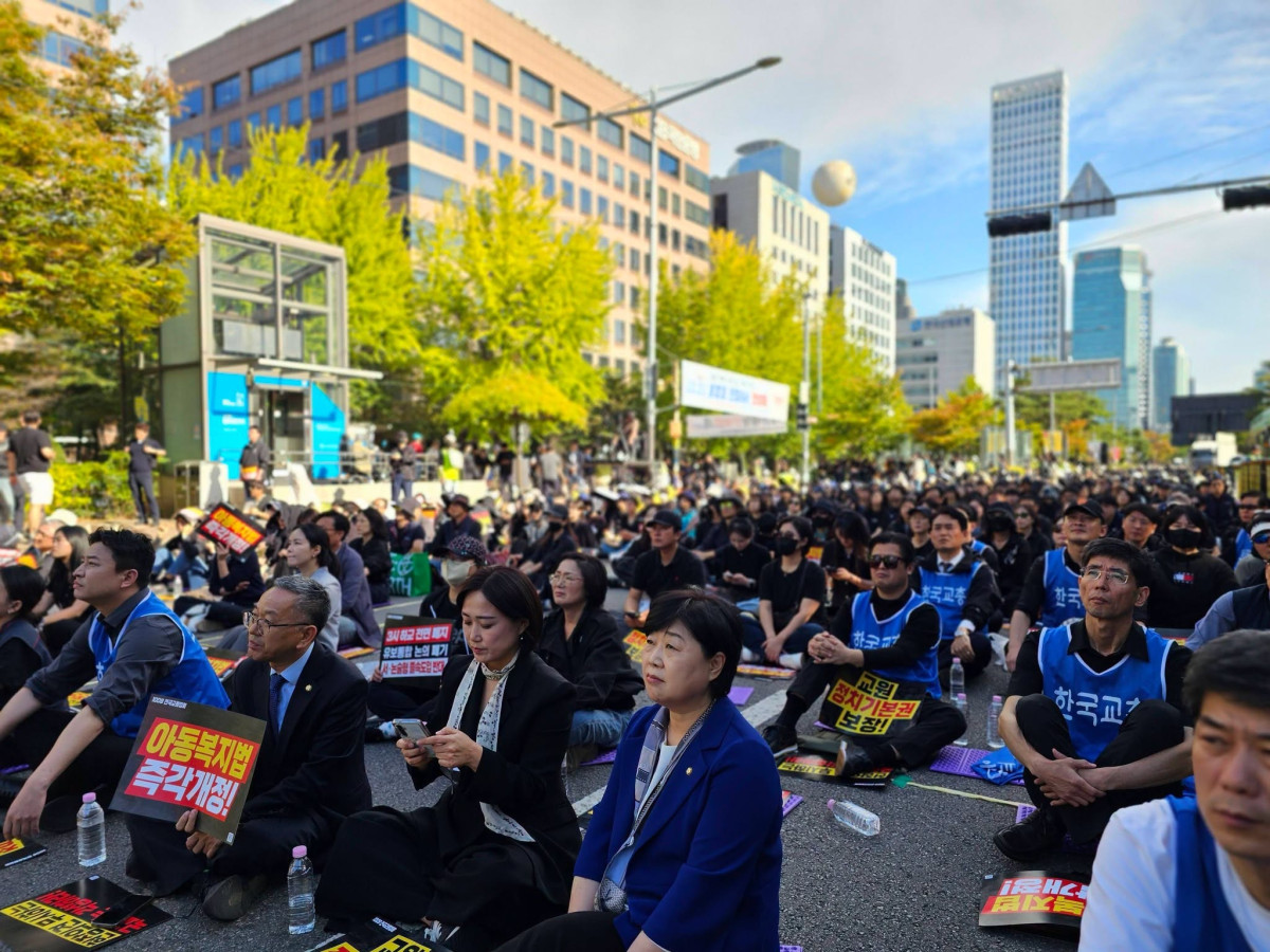 ▲더불어민주당 서영교 의원이 9일 한국교원단체총연합회(교총)와 교사노동조합연맹(교사노조), 전국교직원노동조합(전교조) 등 교원 3단체가 국회 앞에서 개최한 집회에 참석했다. (사진제공=연합뉴스)