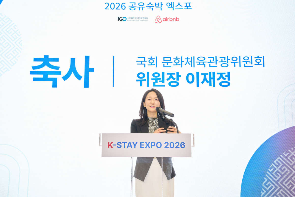 ▲9일 서울 동대문디자인플라자(DDP)에서 열린 ‘K-Stay Expo 2026’ 개회식에서 이재정 국회 문화체육관광위원회 위원장이 축사를 하고 있다.