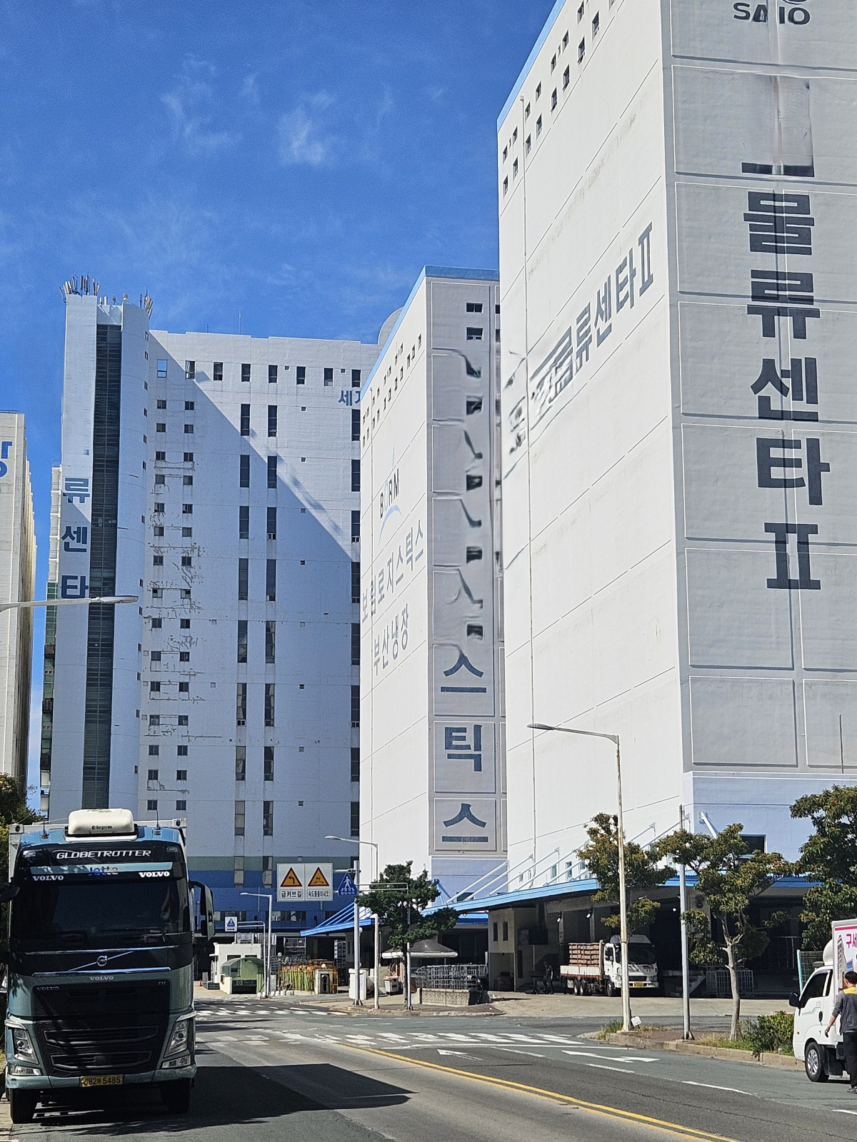 ▲부산 서구 원양로 79 국내 굴지의 수산대기업의 물류센터 전경 (서영인기자 @hihiro)