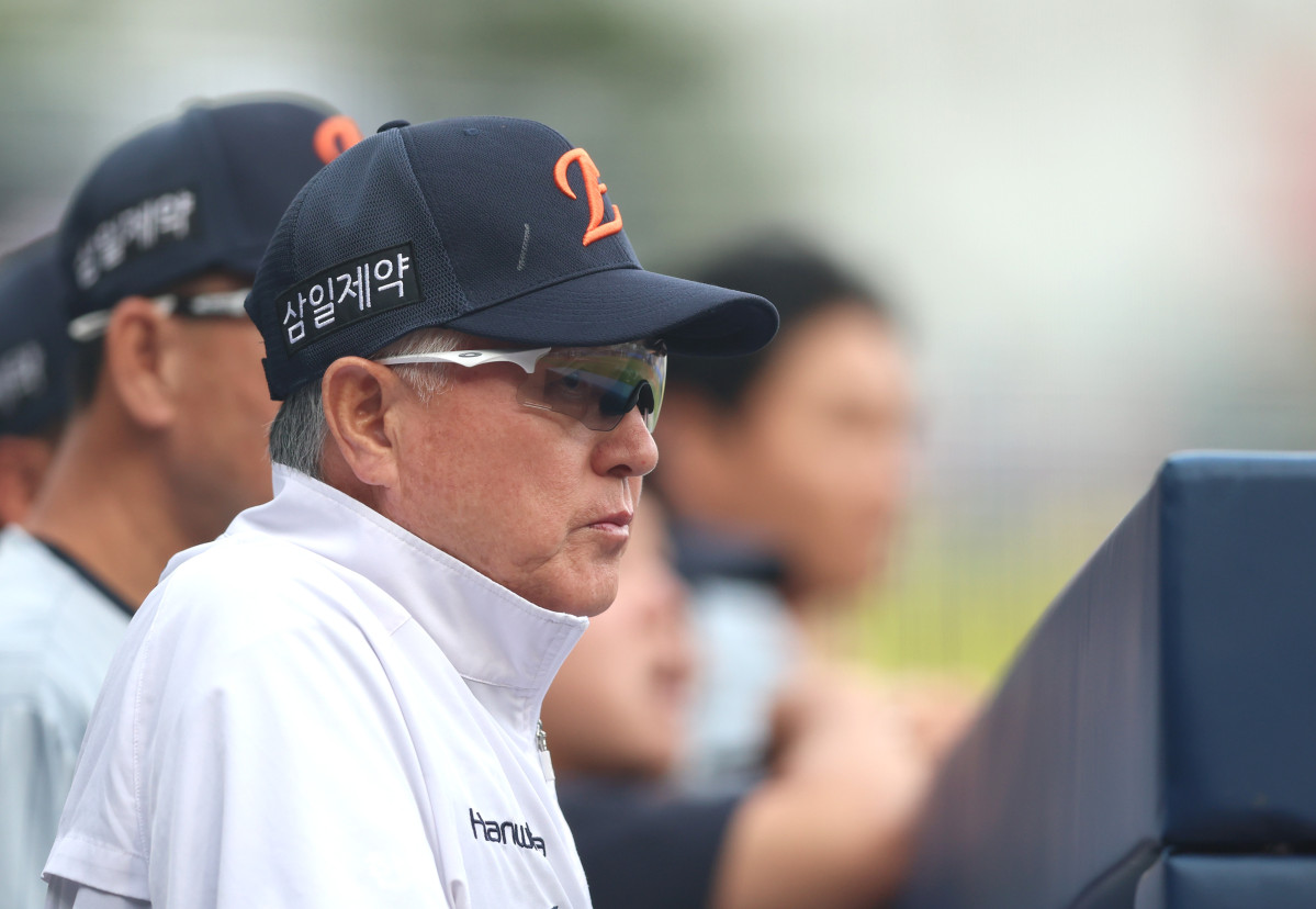 ▲6월 17일 경남 창원NC파크에서 열린 2026 KBO 프로야구 한화 이글스와 NC 다이노스의 경기. 1회 초 한화 이글스 김경문 감독이 경기를 지켜보고 있다. (연합뉴스)