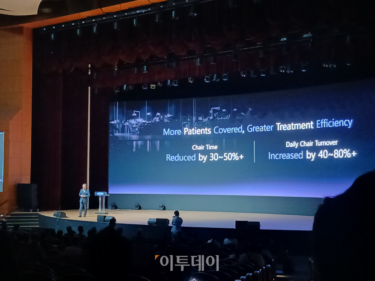 ▲디오임플란트가 10일 서울 강남구 코엑스에서 ‘DIO International Meeting 2026(DIM 2026)’를 개최한 가운데 김종원 디오 대표가 발표 중이다. (한성주 기자 hsj@)