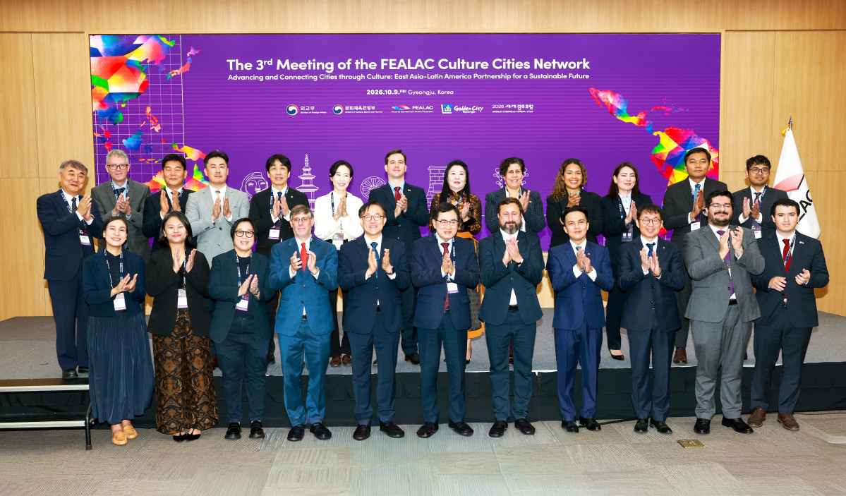 ▲9일 경주화백컨벤션센터(HICO)에서 열린 ‘제3차 FEALAC 문화도시 네트워크 회의’에서 주요 참석자들이 기념촬영을 하고 있다. (경주시)
