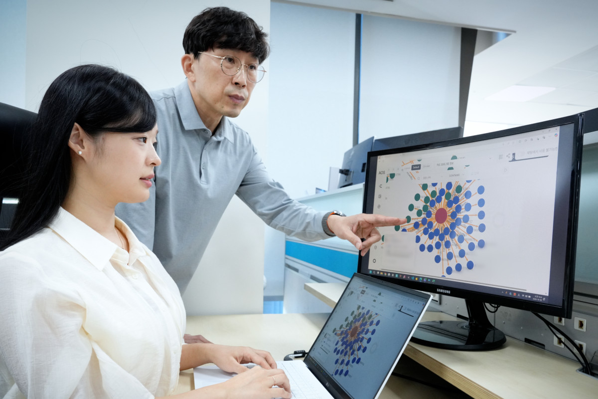 ▲포스코DX AI Agent 개발자들이 온톨로지 기술이 분석한 데이터 관계성을 검토하고 있다. (사진제공=포스코DX)