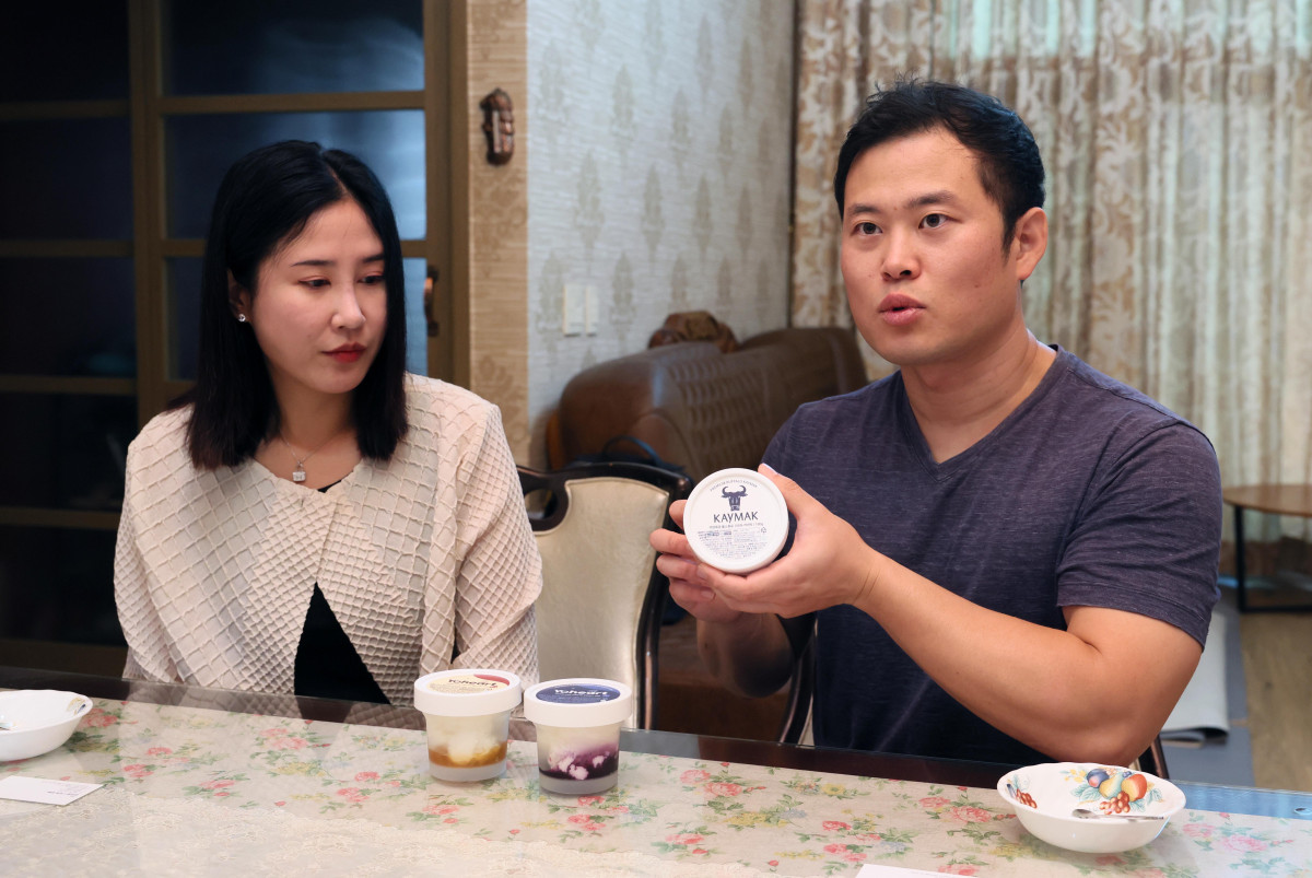 ▲김민준(오른쪽), 전희영 까망목장 대표가 5일 경기 여주시 까망목장에서 이투데이와 인터뷰를 하고 있다. 신태현 기자 holjjak@