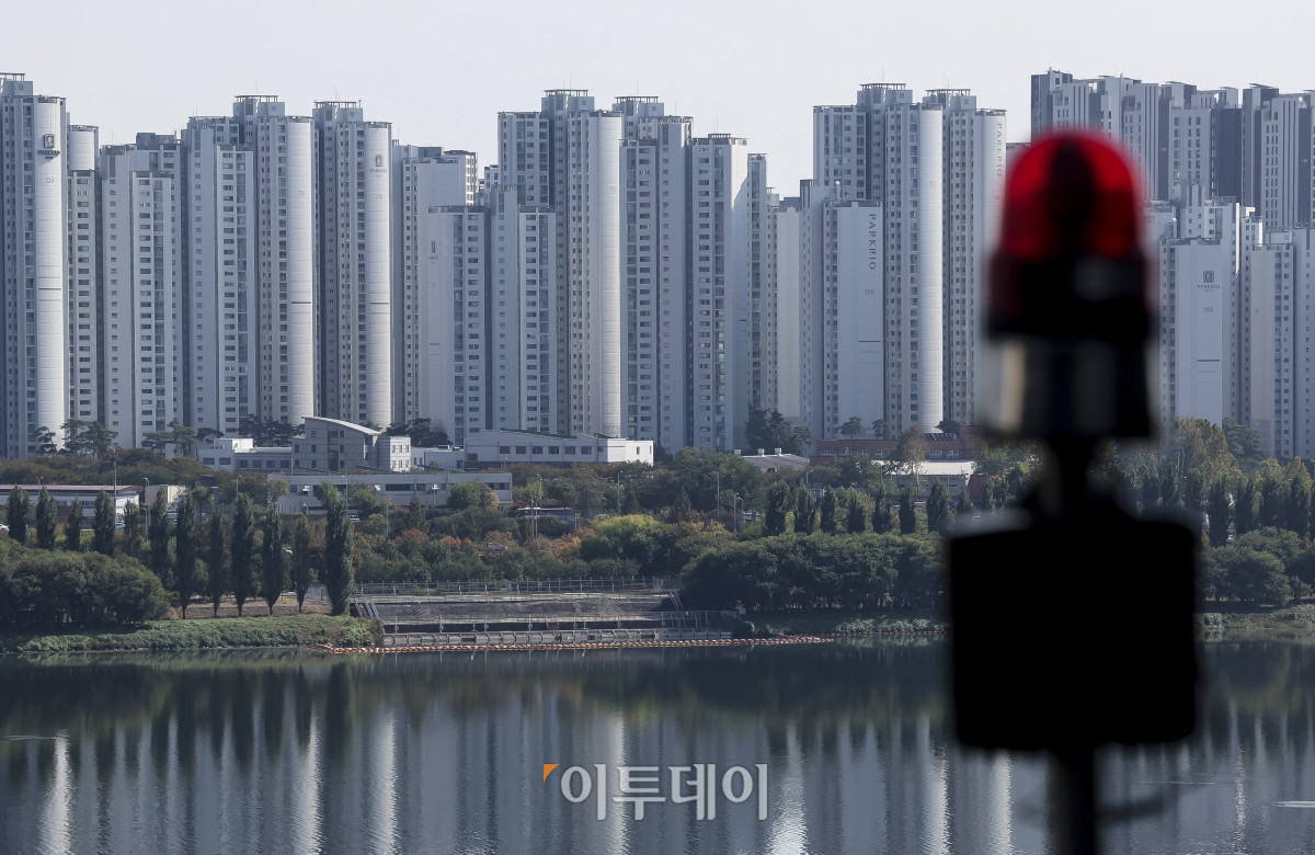 ▲서울 아파트의 월세 평균 가격이 164만원을 기록한 가운데 11일 서울 송파구 일대 아파트 단지 모습이 보이고 있다. 한국부동산원에 따르면 서울 아파트 평균 월세는 8월 기준 평균 164만원으로 나타났다. 전세 대출 규제와 실거주 의무 강화로 전세 매물이 줄어들며 전세와 월세 가격이 함께 상승하는 것으로 보인다. 고성준 기자 joonko1@