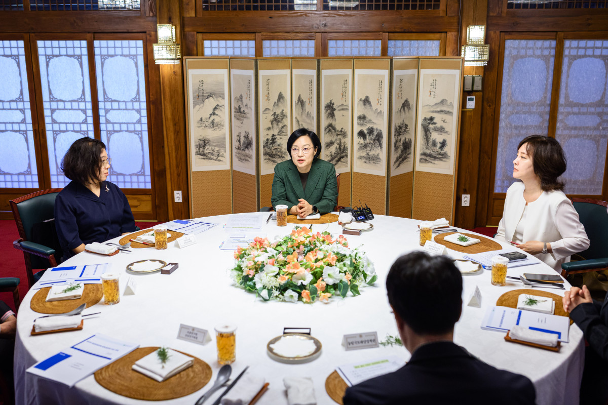 ▲한성숙 국무총리가 11일 서울 종로구 국무총리 서울공관에서 열린 제6회 열린 브런치에서 인사말을 하고 있다. (사진제공=총리실)