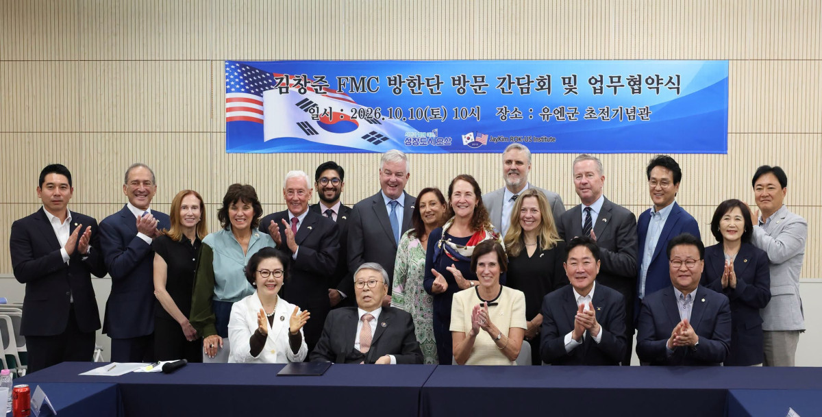 ▲안민석 경기도교육감이 10일 오산 죽미령 평화공원에서 김창준 전 미국 연방하원의원 등 미국 전직 연방의원 방한단과 기념촬영을 하고 있다. 안 교육감은 이곳을 학생 안보·평화교육 현장으로 활용하겠다고 했다. (안민석 경기도교육감 페이스북)