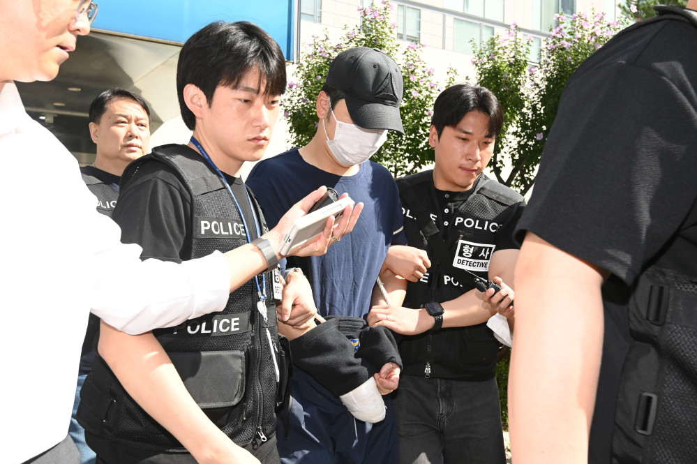 ▲이혼소송 중인 아내를 흉기로 살해한 30대 남성 A씨가 3일 구속 전 피의자 심문(영장실질심사)에 출석하기 위해 경기 성남시 분당경찰서 유치장을 나오고 있다. (뉴시스)