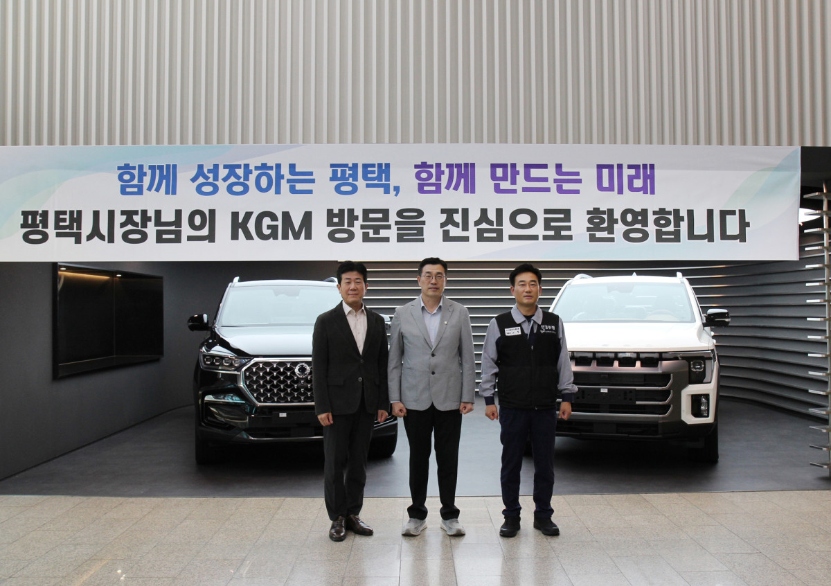 ▲(왼쪽부터)황기영 KGM 대표이사, 최원용 평택시장, 노철 노동조합위원장이 8일 평택 본사에서 열린 상생협력 간담회 행사 후 기념 촬영을 하고 있다. (사진=KG모빌리티)
