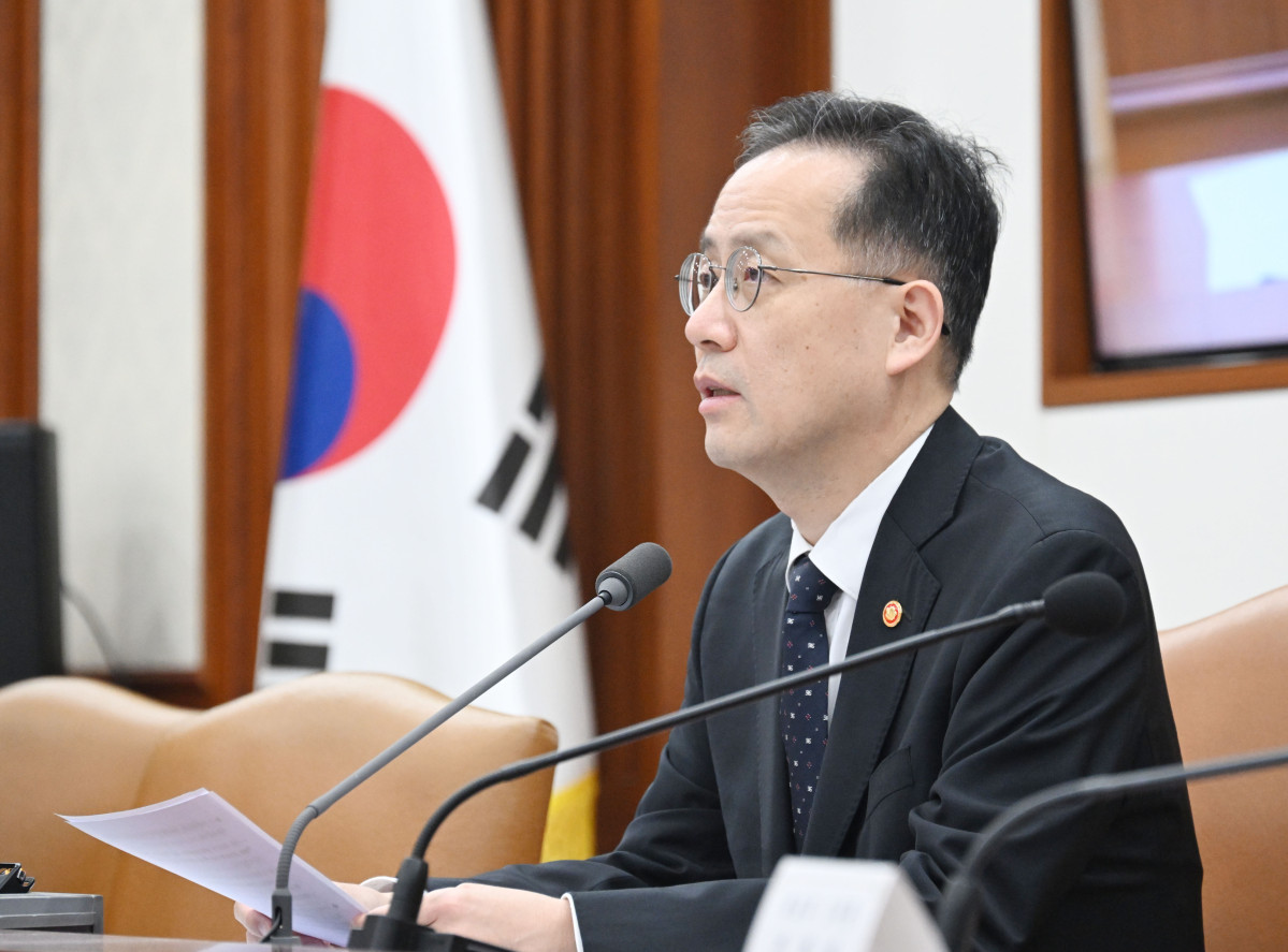 ▲이형일 경제부총리 겸 재정경제부 장관이 10월 12일 서울 종로구 정부서울청사에서 열린 '제274차 대외경제장관회의'를 주재, 모두발언을 하고 있다. (사진제공=재정경제부)