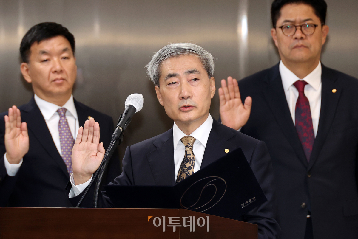 ▲신현송 한국은행 총재가 12일 서울 한국은행에서 열린 재정경제기획위원회 국정감사에서 증인 선서를 하고 있다. 고성준 기자 joonko1@