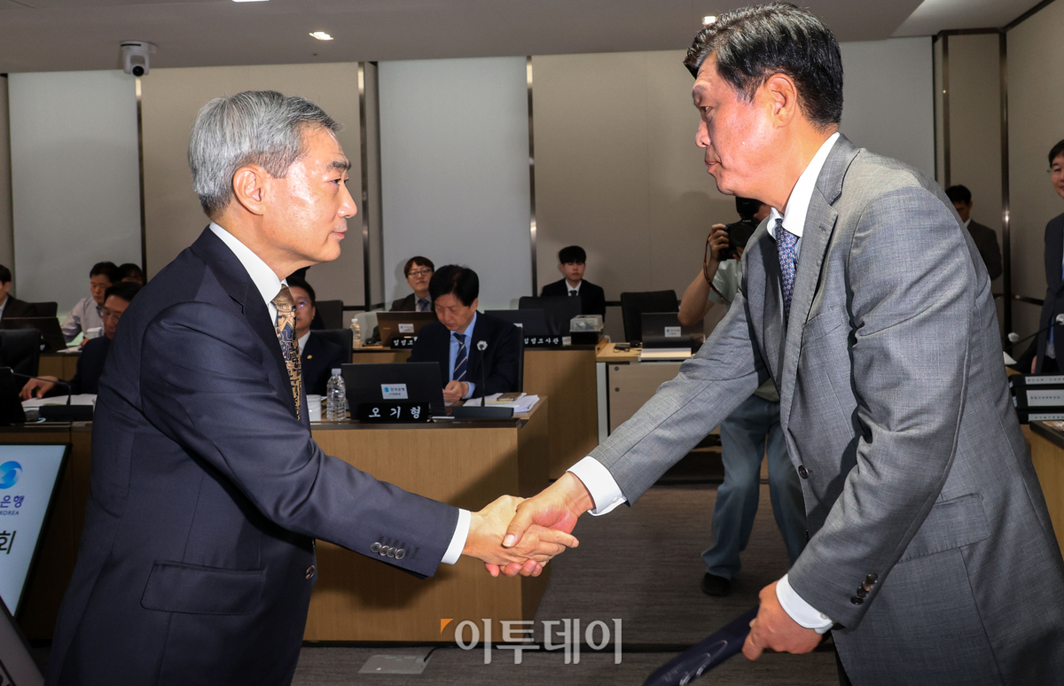 ▲신현송 한국은행 총재가 12일 서울 한국은행에서 열린 재정경제기획위원회 국정감사에서 증인 선서문을 제출하고 있다. 고성준 기자 joonko1@