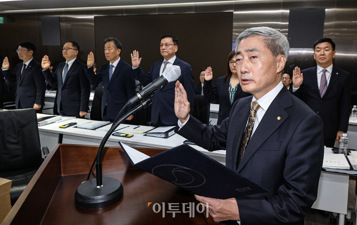 ▲12일 오전 서울 중구 한국은행 본관에서 열린 국회 재정경제기획위원회 국정감사에서 신현송 한국은행 총재가 출석해 기관장 선서를 하고 있다. 고성준 기자 joonko1@