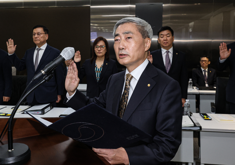 ▲12일 오전 서울 중구 한국은행 본관에서 열린 국회 재정경제기획위원회 국정감사에서 신현송 한국은행 총재가 출석해 기관장 선서를 하고 있다. 고성준 기자 joonko1@ (이투데이DB)