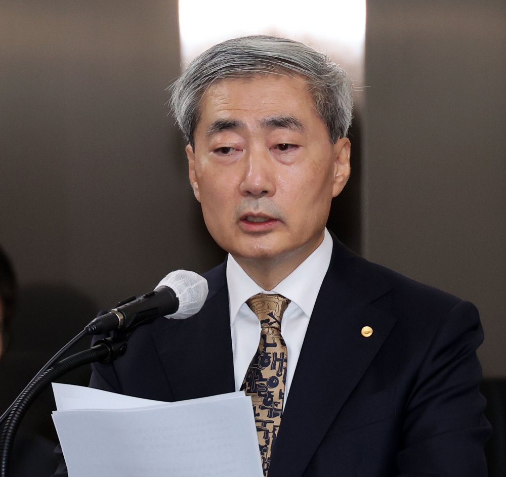 ▲신현송 한국은행 총재가 12일 서울 한국은행에서 열린 재정경제기획위원회 국정감사에서 현안보고를 하고 있다.고성준 기자 joonko1@ (이투데이DB)