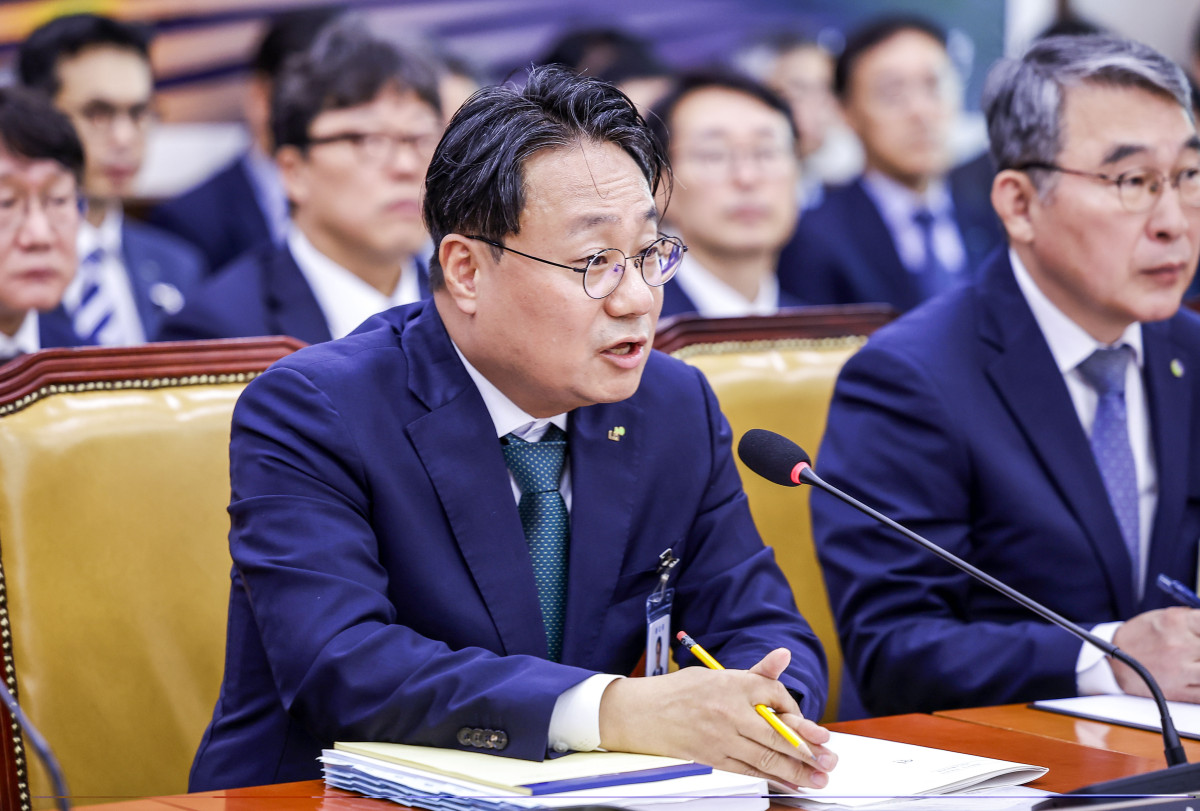 ▲이성훈 한국토지주택공사 사장이 12일 서울 여의도 국회에서 열린 국회 국토교통위원회의 한국토지주택공사 등에 대한 국정감사에서 질문에 답하고 있다. (뉴시스)