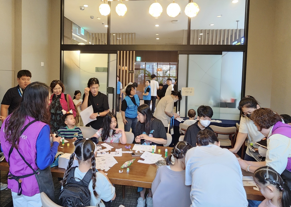 ▲강원랜드는 11일부터 이틀간 용인 라마다 호텔 일원에서 사단법인 한국백혈병소아암협회가 주최하는 ‘제26회 천사의 날 대축제’행사에서 봉사활동을 펼쳤다 (사진제공 = 강원랜드)
