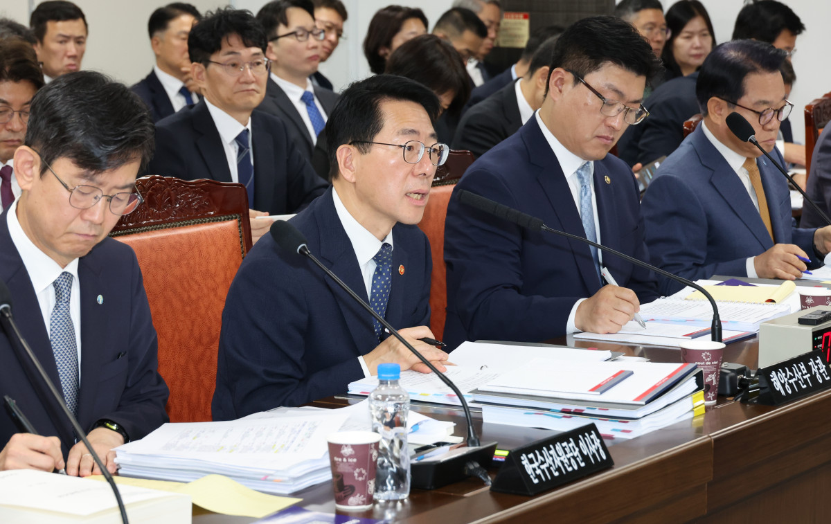 ▲12일 부산 동구 해양수산부 별관에서 열린 국회 농해수위의 해수부에 대한 국정감사에서 해양수산부 황종우 장관이 의원질의에 답변하고 있다. (연합뉴스)