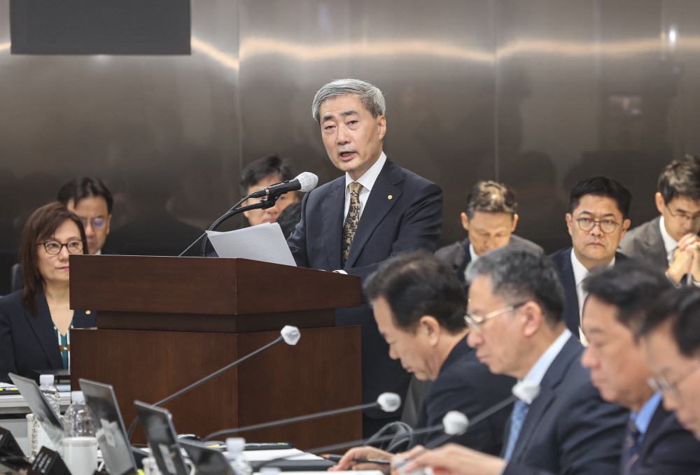 ▲신현송 한국은행 총재가 12일 서울 한국은행에서 열린 재정경제기획위원회 국정감사에서 업무보고를 하고 있다. 고성준 기자 joonko1@ (이투데이DB)