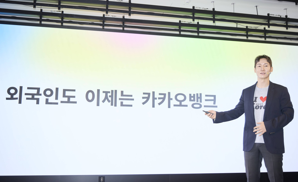 ▲카카오뱅크 외국인 서비스 출시를 총괄한 배정호 카카오뱅크 외국인고객캠프장이 서비스를 소개하고 있다. (사진제공=카카오뱅크)