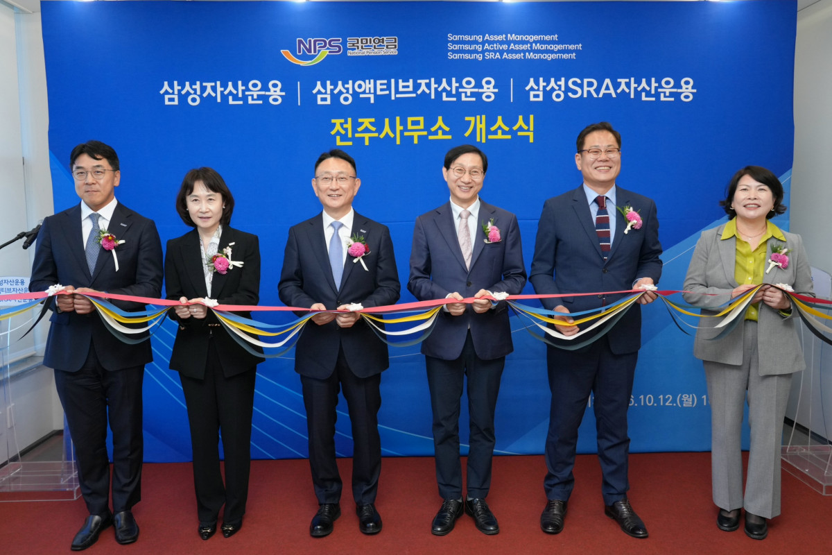 ▲김정근 삼성SRA자산운용 대표이사(왼쪽부터), 하지원 삼성액티브자산운용 대표이사, 김우석 삼성자산운용 대표이사, 김성주 국민연금 이사장, 조지훈 전주시장, 유희숙 전북특별자치도 기업유치지원실장이 12일 전주 만성동에서 개최된 전주사무소 개소식을 가졌다. (삼성자산운용)