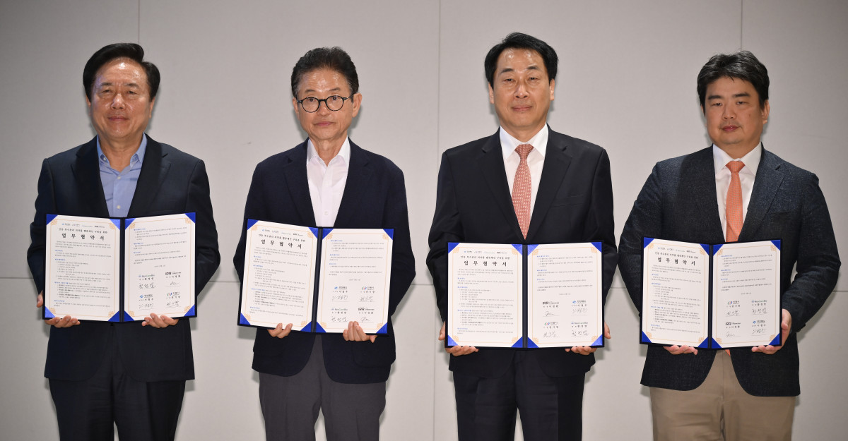 ▲안동시 경북도 네오켄바이오 지역활성화투자개발원 대표들이 업무협약서를 들고 기념사진을 찍고 있다. (경북도)