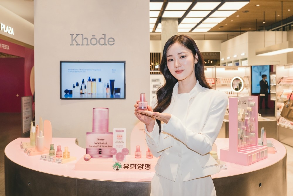 ▲유한양행 클리니컬 비건 뷰티 브랜드 ‘딘시’ 팝업 찾은 배우 전여빈이 포즈를 취하고 있다.