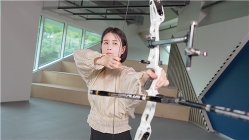 ▲국립스포츠박물관에 런던 올림픽 당시 사용한 활과 화살 등을 기증한 기보배 교수. (사진제공=국민체육진흥공단)