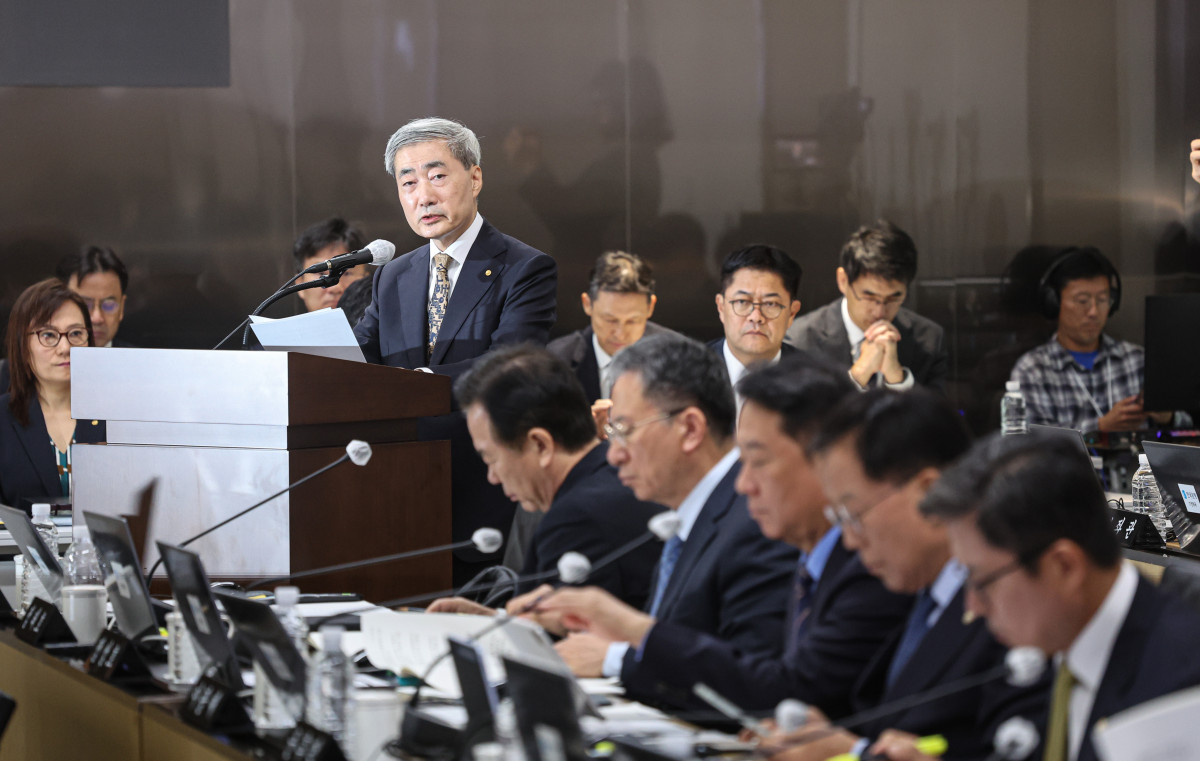 ▲신현송 한국은행 총재가 12일 서울 중구 한국은행에서 열린 국정감사에서 업무보고를 하고 있다. (연합뉴스)