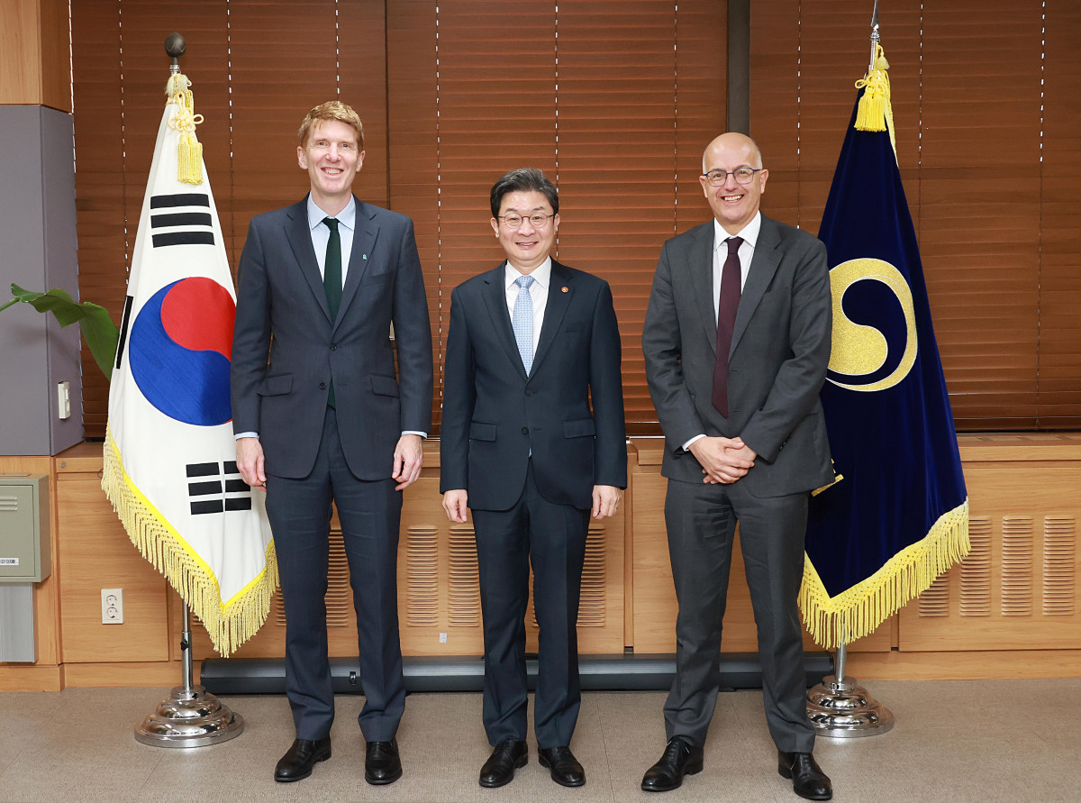 ▲이억원 금융위원장이 12일 오후 서울 종로구 정부서울청사에서 영국 스탠다드차타드그룹(SC그룹)의 마누스 코스텔로 CFO, 제이슨 포레스터 CRO와 사진 촬영을 하고 있다. (사진제공=금융위원회)