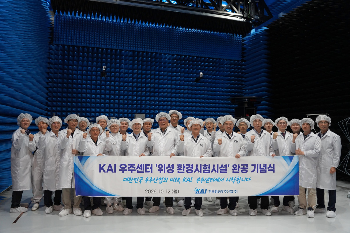 ▲12일 한국항공우주(KAI) 사천 본사 우주센터 전자파 챔버 앞에서 KAI 임직원들이 환경시험시설 완공 기념 단체 사진을 찍고 있다. (사진제공=한국항공우주)