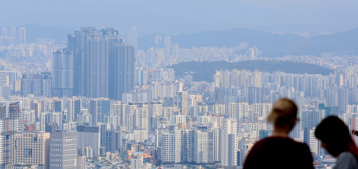 ▲서울 아파트 매매거래의 절반 이상이 과거 최고가와 같거나 더 높은 가격에 이뤄진 것으로 나타났다. 12일 부동산 플랫폼 직방이 7일 기준으로 국토교통부 아파트 매매 실거래 자료를 분석한 결과 올해 3분기 서울에서 비교 가능 대상인 아파트 거래 1만930건 중 54.7%(5977건)가 전고점 이상으로 거래됐다. 동대문구(45.7%→81.9%), 성북구(32.1%→68.5%), 서대문구(44.4%→73.5%) 등 외곽을 포함해 상승 지역이 서울 전반으로 확대됐다. 서울의 전고점 이상 거래 비중은 1분기 38.2%에서 2분기 43.0%, 3분기 54.7%로 상승했다. 사진은 이날 서울 남산에서 바라본 서울 아파트 단지. 신태현 기자 holjjak@