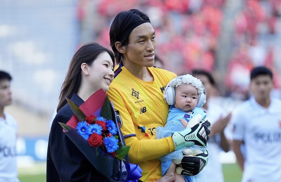 ▲모델 김진경이 남편인 축구 국가대표 골키퍼 김승규(FC도쿄)의 일본 J리그 통산 200경기 출전을 딸과 함께 축하했다. (출처=김진경 SNS 캡처)