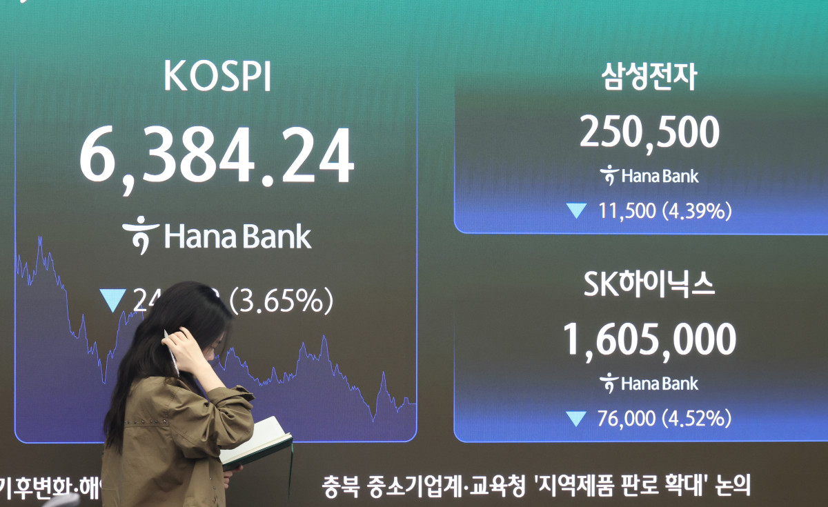▲12일 오후 서울 중구 하나은행 딜링룸에서 딜러들이 업무를 하고 있다. (뉴시스)