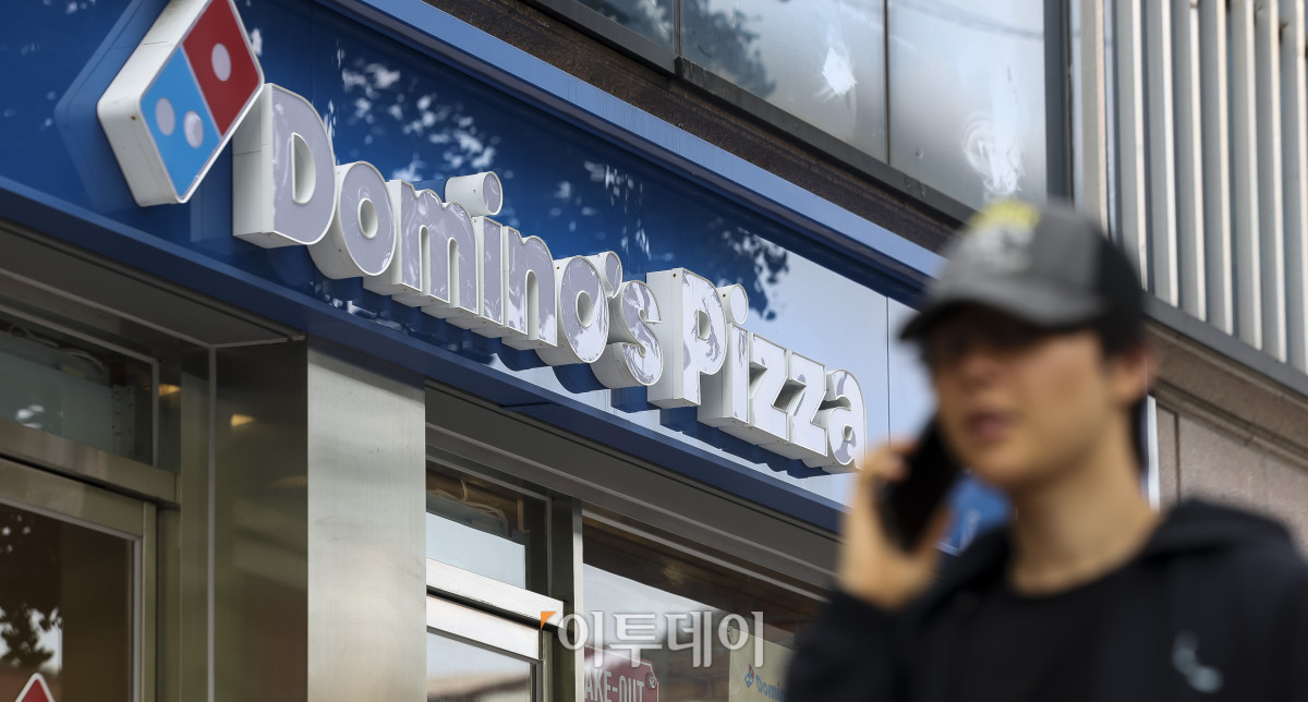 ▲도미노피자 가격이 4.4% 인상된 가운데 12일 서울 시내의 한 도미노피자 매장 앞으로 시민들이 지나고 있다. 이날 시작된 가격 인상에 따라 도미노피자 라지(L) 사이즈 피자는 1천500원, 미디엄(M) 사이즈 피자는 1천원 인상된다. 고성준 기자 joonko1@