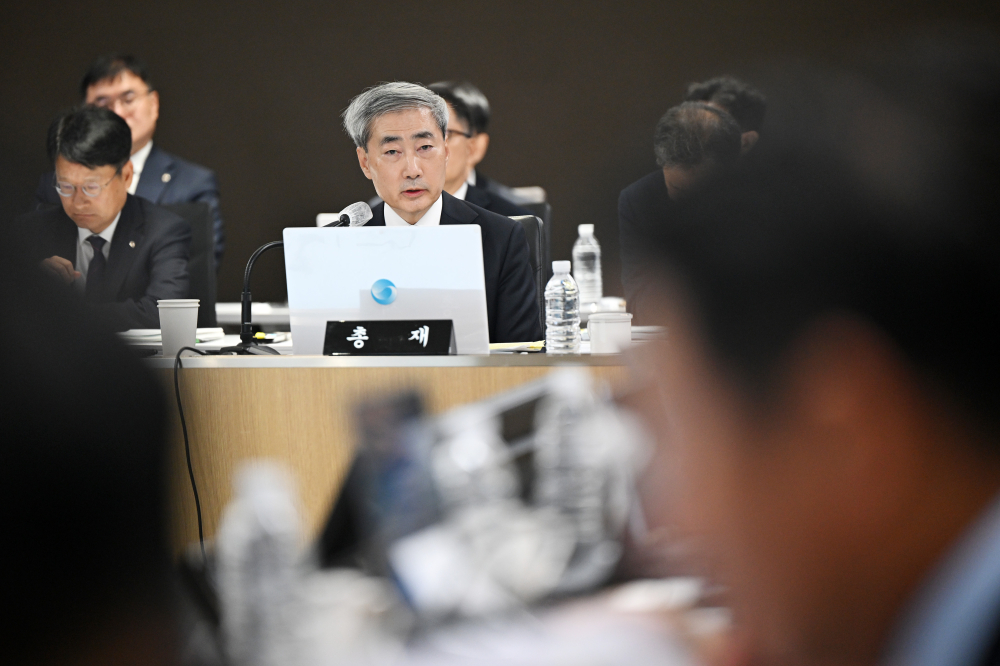 ▲신현송 한국은행 총재가 12일 서울 한국은행에서 열린 재정경제기획위원회 국정감사에서 위원 질의에 답변하고 있다. 고성준 기자 joonko1@ (이투데이DB)