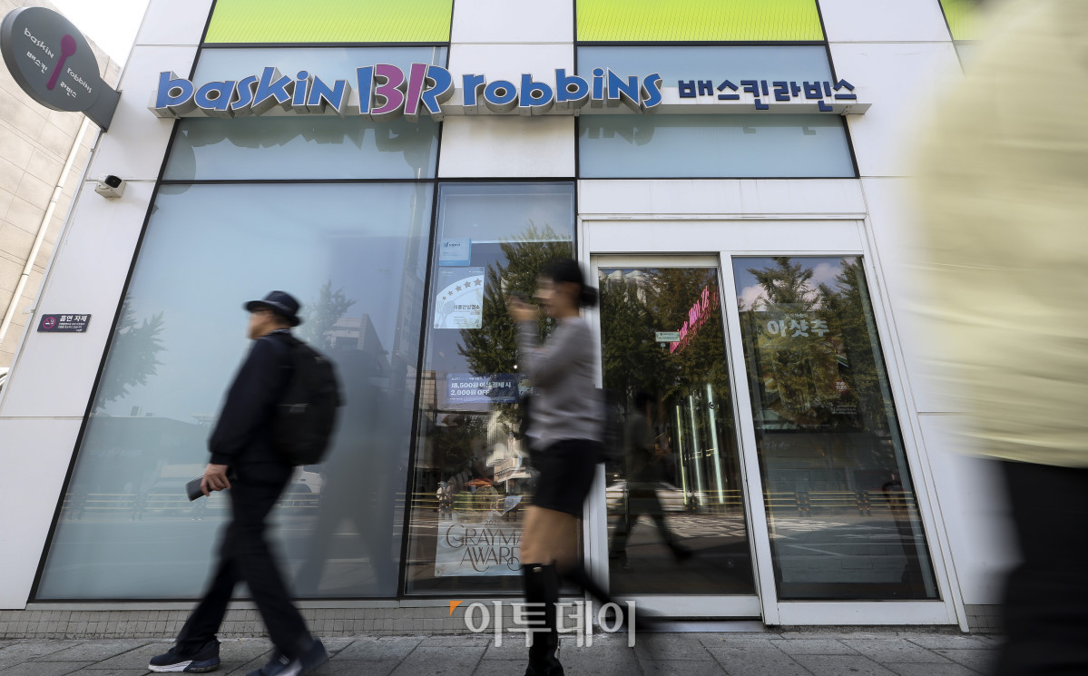 ▲배스킨라빈스 일부 품목 가격이 인상된 가운데 12일 서울 시내의 한 배스킨라빈스 매장 앞으로 시민들이 지나고 있다. 이날부터 인상이 시작된 품목으로는 아이스크림 ‘싱글레귤러’가 3900원에서 4300원으로, 아이스크림 ‘쿼터’가 1만8500원에서 1만 9900원 이다. 카페31 아메리카노는 5300원에서 5500원으로 오른다. 고성준 기자 joonko1@